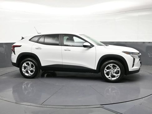 Certified 2025 Chevrolet Trax LS w/ LS Convenience Package FWD image 6