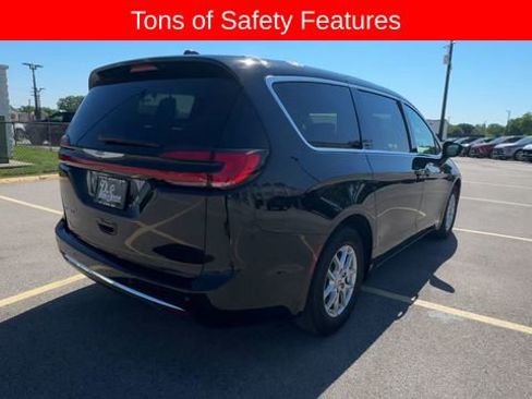 Used 2025 Chrysler Pacifica Select FWD image 8