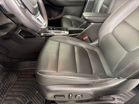 Used 2021 Chevrolet TrailBlazer LT w/ Premium Seating Package FWD image 12