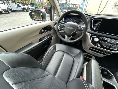 Used 2023 Chrysler Pacifica Touring-L image 8