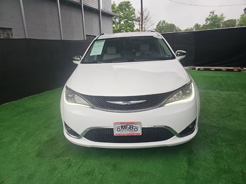 Used 2017 Chrysler Pacifica Limited FWD image 10