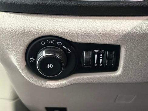 Used 2022 Chrysler Pacifica Limited FWD image 14