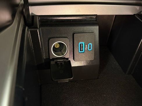 Used 2024 Ford Explorer XLT w/ Equipment Group 202A image 28