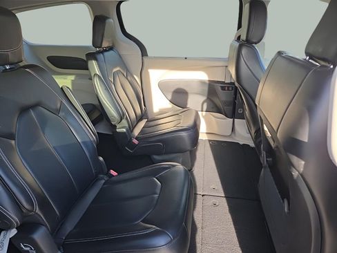 Used 2023 Chrysler Pacifica Touring-L image 17