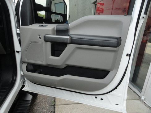 Used 2017 Ford Explorer XLT w/ Equipment Group 202A AWD/4WD image 17