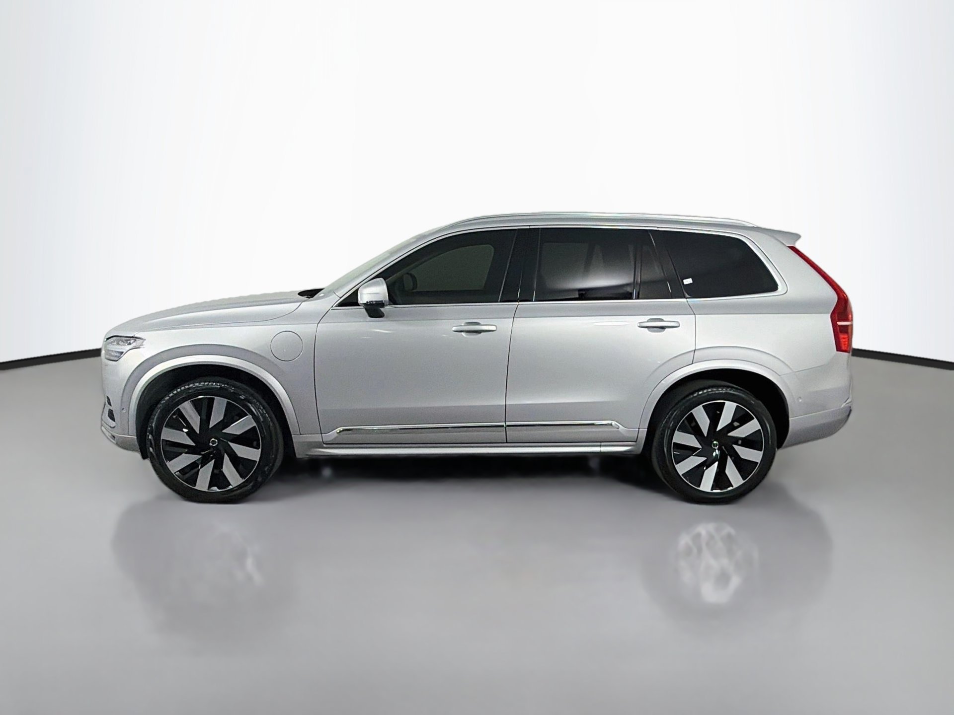 Certified 2024 Volvo XC90 T8 Plus AWD/4WD image 9