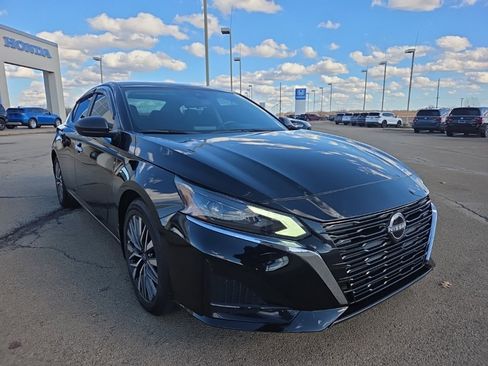 Used 2024 Nissan Altima 2.5 SV image 3