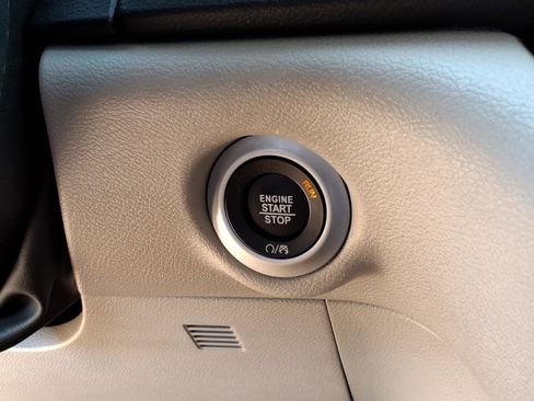 Used 2024 Chrysler Pacifica Touring-L FWD image 12
