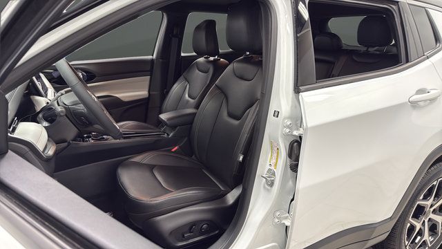 Certified 2025 Jeep Compass Limited AWD/4WD image 9