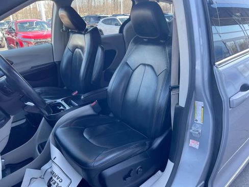 Used 2019 Chrysler Pacifica Touring-L image 18