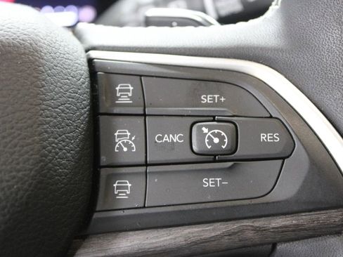 Used 2023 Jeep Grand Cherokee L Limited w/ Luxury Tech Group II AWD/4WD image 46