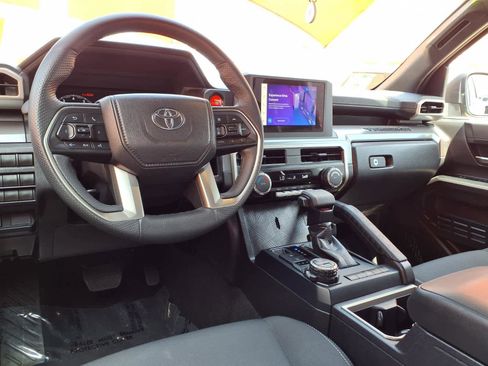 Certified 2025 Toyota Tacoma TRD Off-Road AWD/4WD image 9