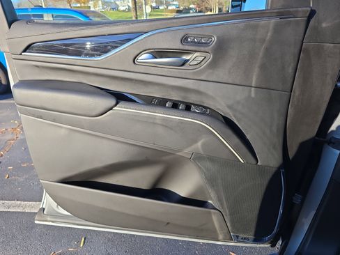 Used 2024 Cadillac Escalade Sport w/ LPO, ONYX Package image 28