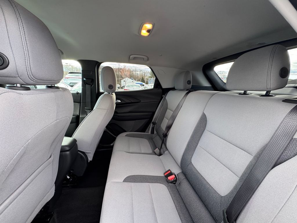 Used 2025 Chevrolet TrailBlazer LT AWD/4WD image 17