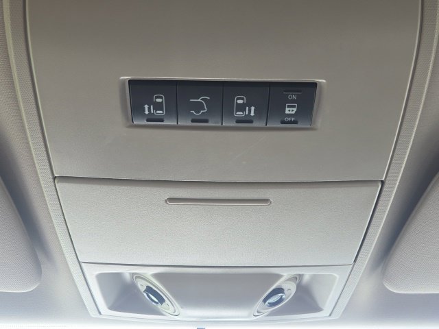 Used 2016 Chrysler Town & Country Touring FWD image 29