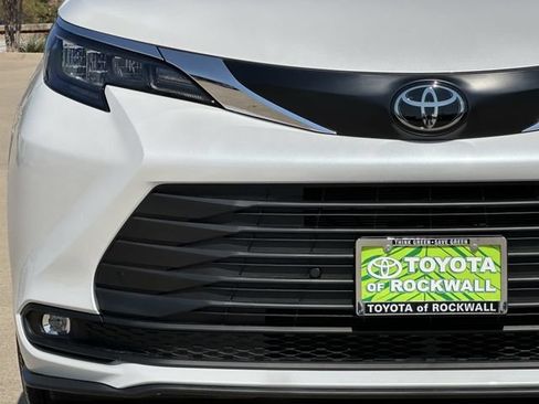 Used 2026 Toyota Sienna XLE FWD image 8