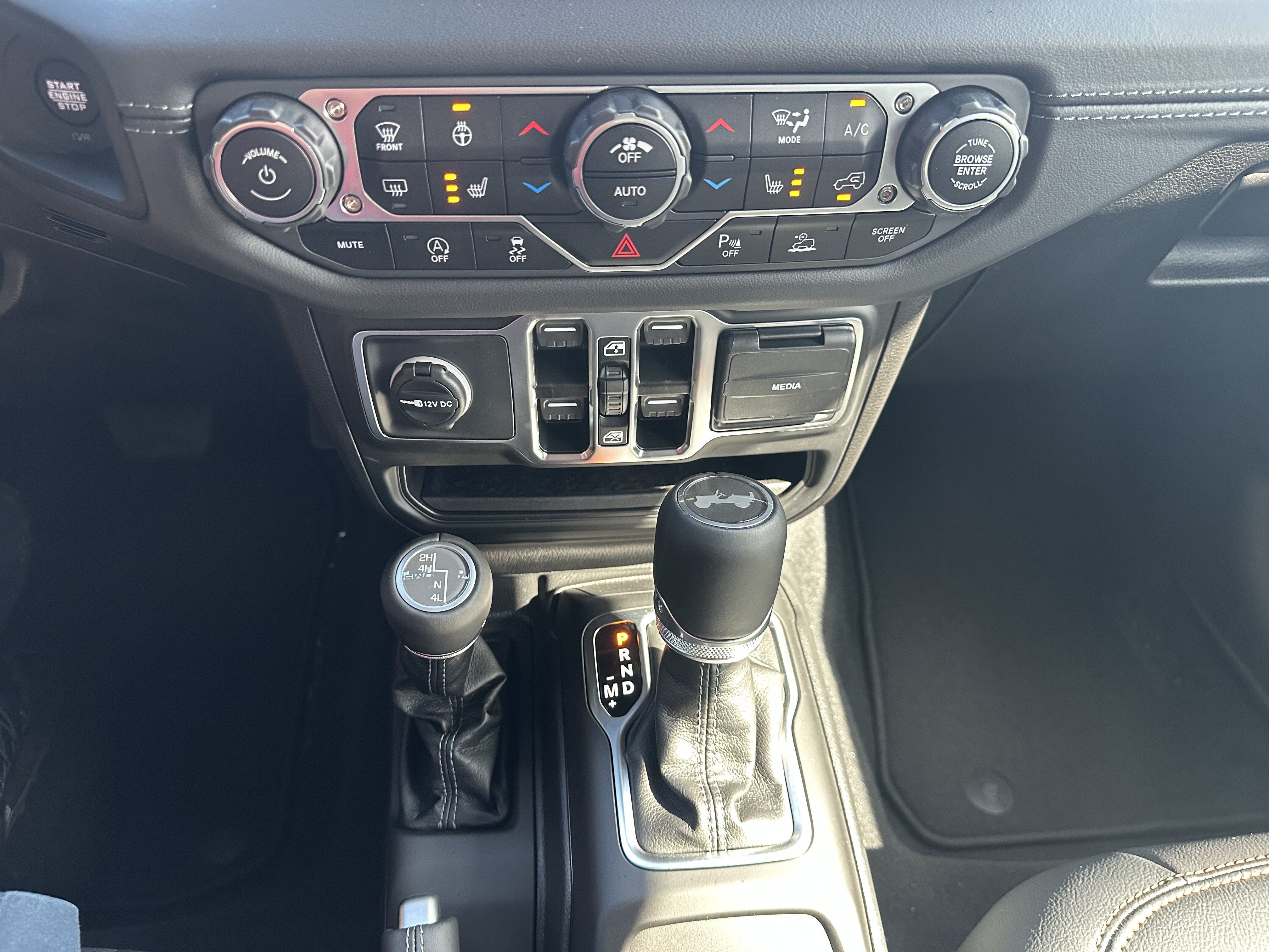 Used 2025 Jeep Wrangler Unlimited Sahara w/ Safety Group AWD/4WD image 24