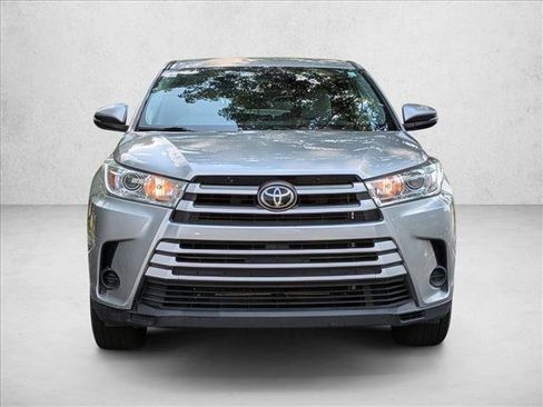 Used 2019 Toyota Highlander LE FWD image 2