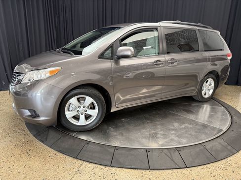 Used 2011 Toyota Sienna LE FWD image 3