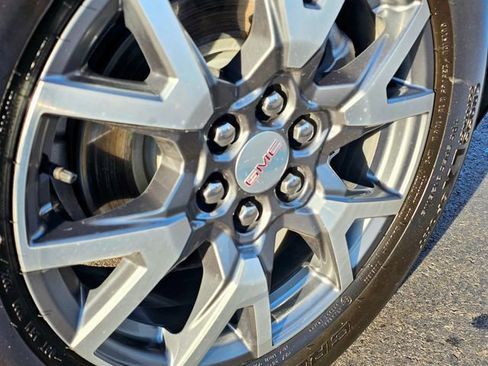 Used 2023 GMC Acadia SLT w/ Technology Package image 7