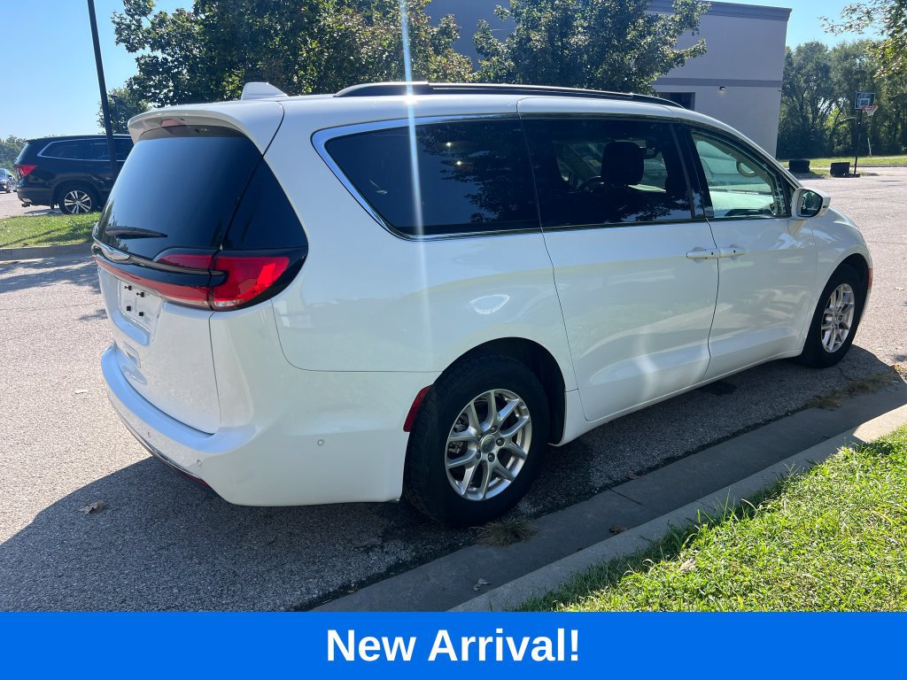 Used 2022 Chrysler Pacifica Touring-L w/ Uconnect Theater Family Group FWD image 6