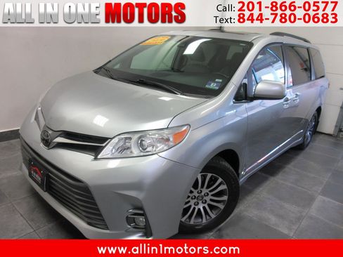 Used 2019 Toyota Sienna XLE image 1