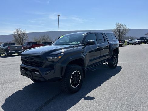 Used 2025 Toyota Tacoma TRD Off-Road AWD/4WD image 3