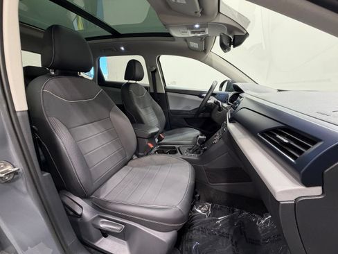 Used 2023 Volkswagen Taos SE w/ Panoramic Sunroof Package FWD image 28