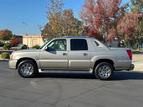 Used 2002 Cadillac Escalade EXT image 2