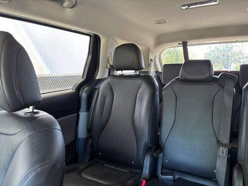 Used 2026 Kia Carnival FWD image 42