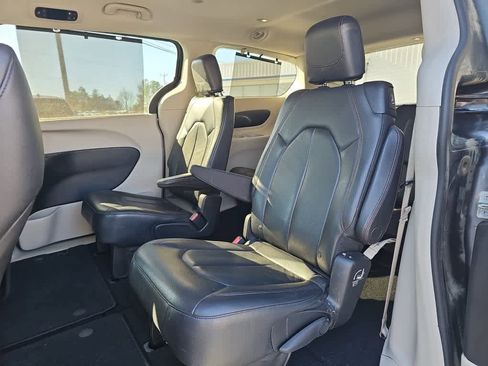 Used 2017 Chrysler Pacifica Touring-L image 27