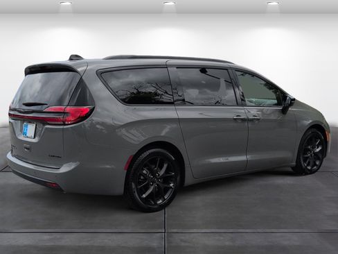 Used 2025 Chrysler Pacifica Limited FWD image 5