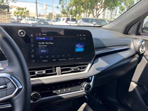 Used 2025 Chevrolet Equinox LT FWD image 17