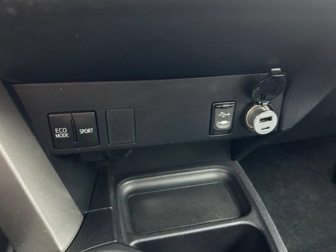 Used 2016 Toyota RAV4 LE FWD image 26