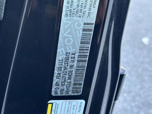 Used 2023 Jeep Gladiator Mojave w/ Cold Weather Group image 27