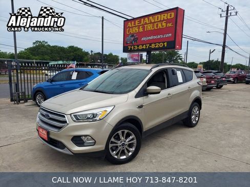 Used 2017 Ford Escape SE w/ Equipment Group 201A FWD image 1