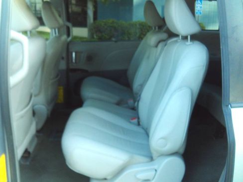 Used 2012 Toyota Sienna XLE w/ Premium Pkg FWD image 24