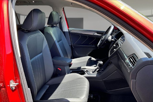Used 2024 Volkswagen Tiguan SE w/ Panoramic Sunroof Package AWD/4WD image 29