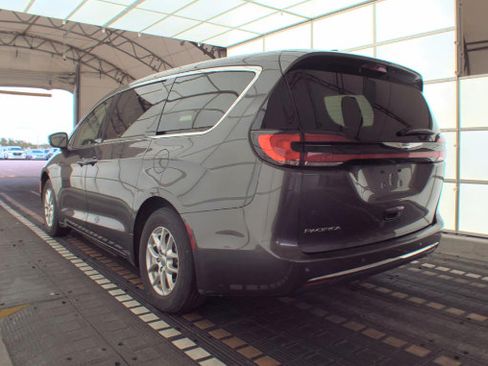 Used 2023 Chrysler Pacifica Touring-L FWD image 2