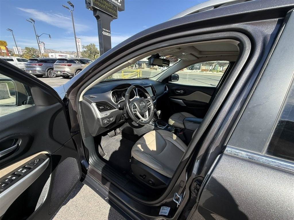Used 2017 Jeep Cherokee Limited AWD/4WD image 11