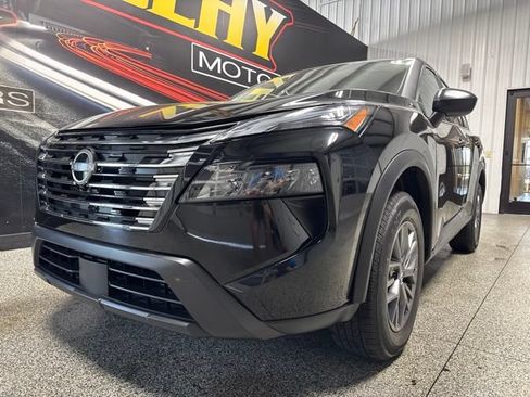 Used 2024 Nissan Rogue S AWD/4WD image 2