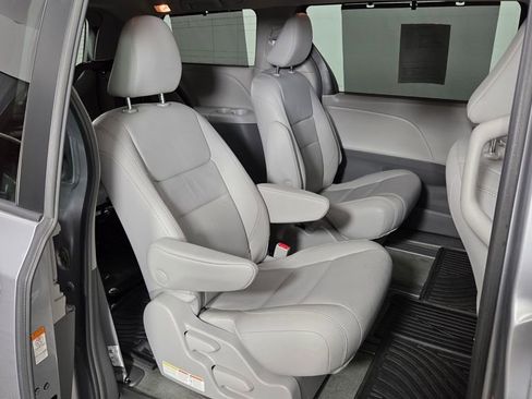 Used 2018 Toyota Sienna XLE w/ XLE Navigation Package image 30
