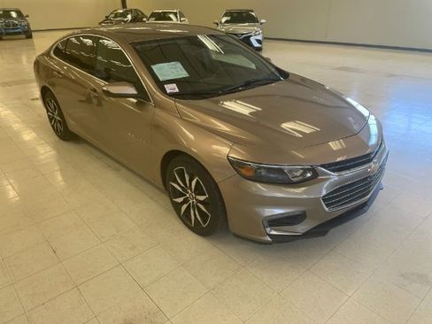 Used 2018 Chevrolet Malibu LT FWD image 1
