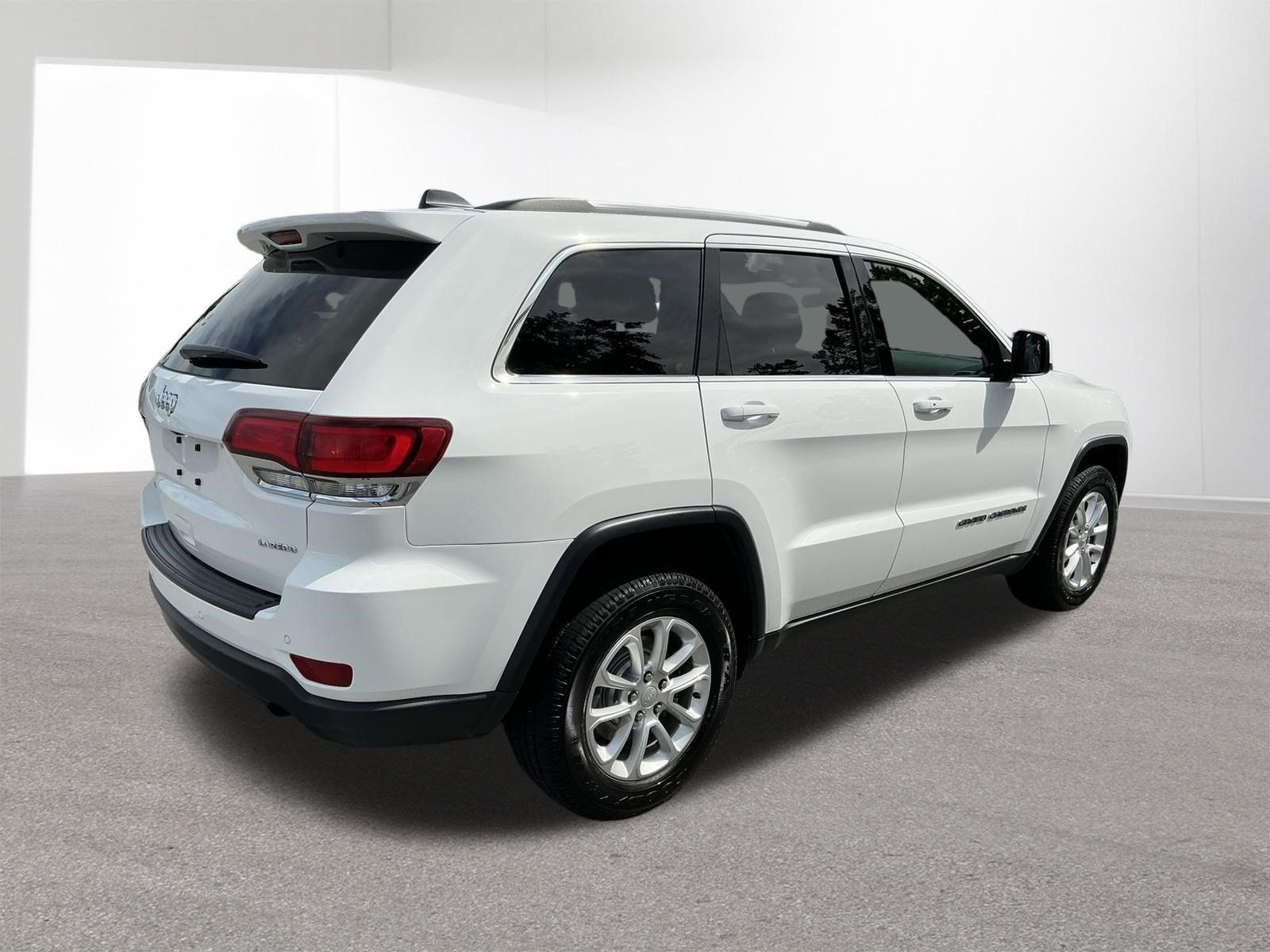 Used 2021 Jeep Grand Cherokee Laredo AWD/4WD image 3