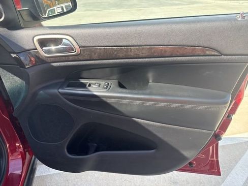 Used 2013 Jeep Grand Cherokee Laredo image 32