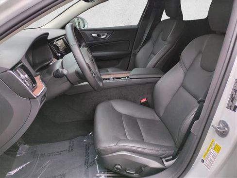 Used 2025 Volvo V60 B5 Cross Country Plus image 16