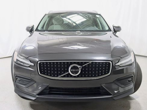 Used 2025 Volvo V60 B5 Cross Country Plus AWD/4WD image 8