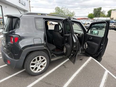 Used 2017 Jeep Renegade Latitude FWD image 10