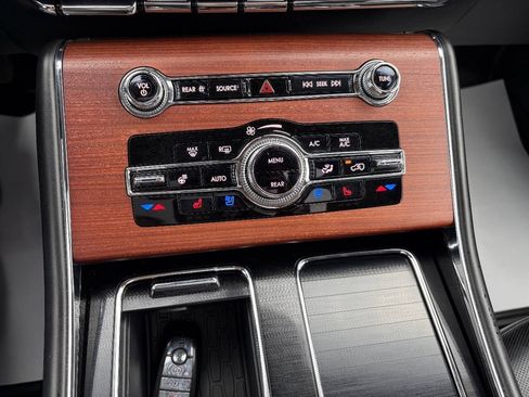 Used 2021 Lincoln Aviator Reserve AWD/4WD image 25