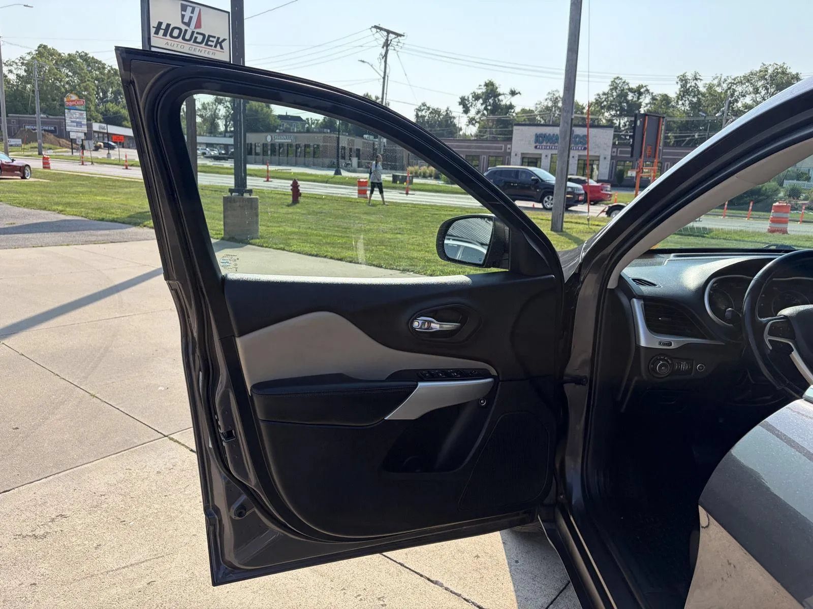 Used 2018 Jeep Cherokee Limited FWD image 10